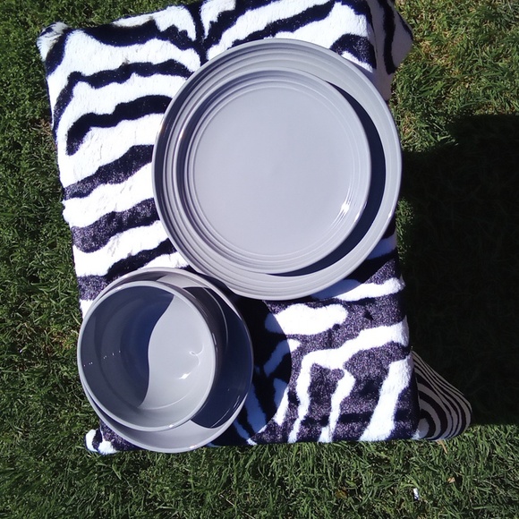 NIB 16 PC Stoneware Dinnerware Set - Picture 3 of 6